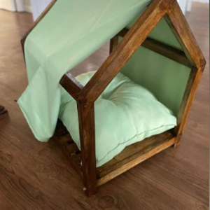 Camita casita para mascota chica en madera